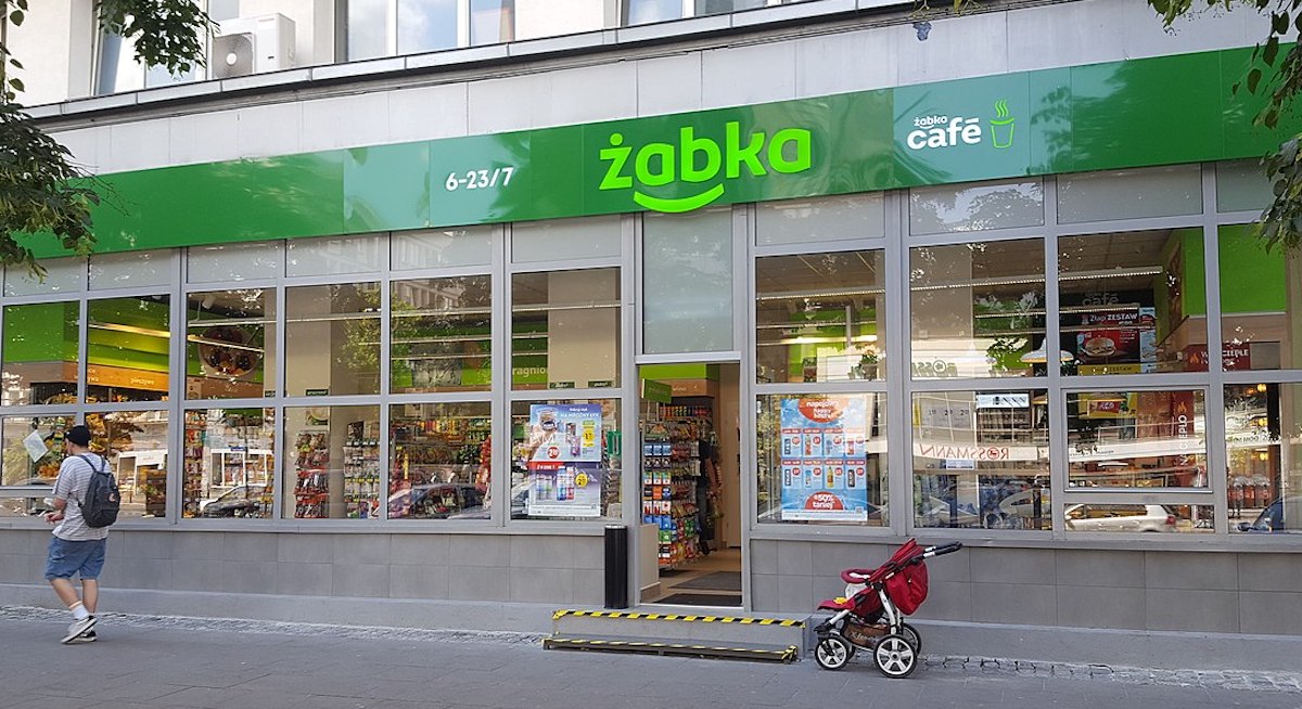 Żabka pilotażowo wprowadza skup plastikowych butelek za punkty, wprowadzi też swoją wodę