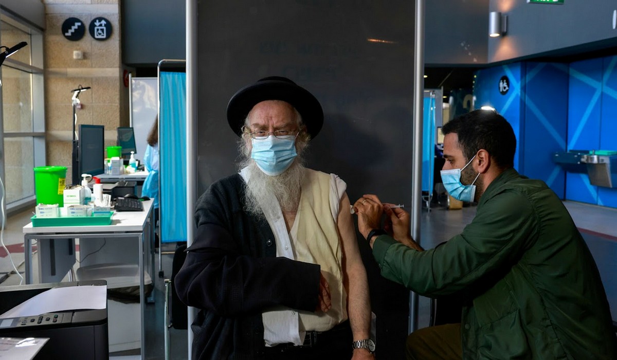 Izrael rozpoczyna podawanie czwartej dawki szczepionki