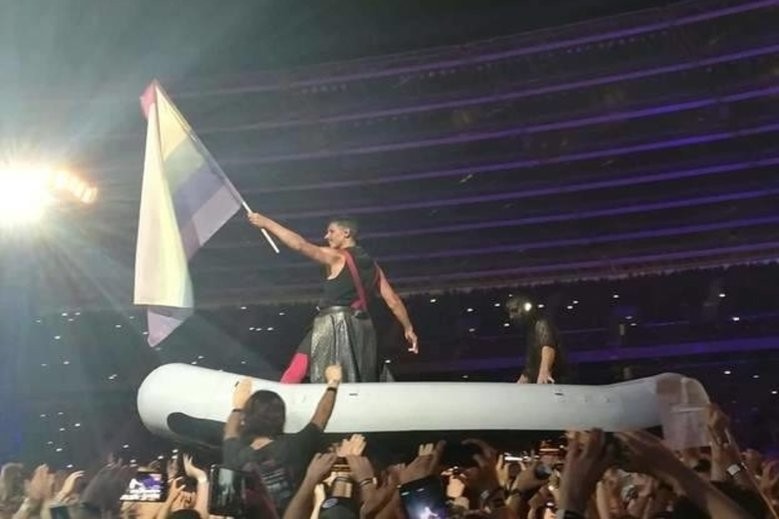 Tęczowa flaga na koncercie Rammsteina w Chorzowie