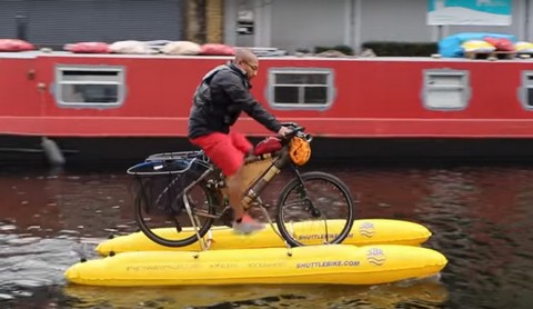 Skonstruował rower, którym pływa po londyńskiej Tamizie i zbiera plastikowe śmieci