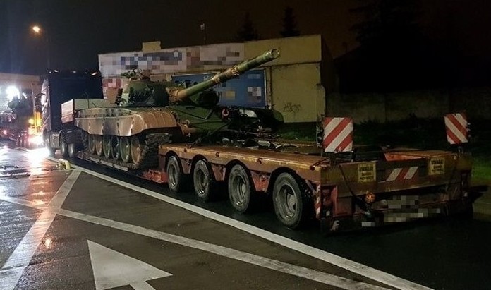 Przewozili na lawetach dwa czołgi T-72. Grozi im po 25 tys. złotych kary