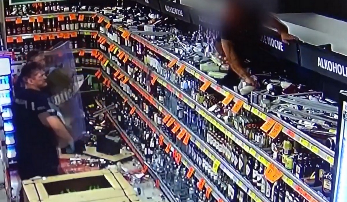 Głogów: nad wyraz pobudzony gość zaczął demolować Biedronkę i zdobył szczyt regału z alkoholem