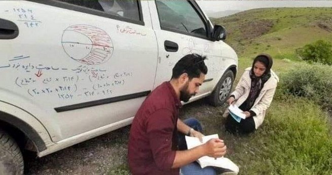 Kadr dnia: w Iranie jest nauczyciel, który przyjeżdża specjalnie do jednej uczennicy