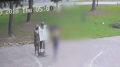 67-latek z Białej Podlaskiej, który założył na pomnik "koszulkę" z napisem "Konstytucja" z zarzutami