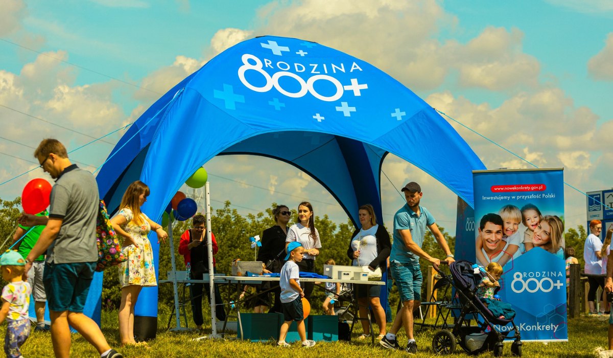 Sondaż: Polacy podzieleni w sprawie 800 plus, najwięcej chce waloryzacji tylko dla pracujących