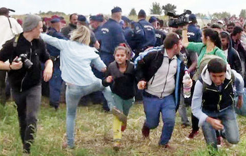 Węgierska dziennikarka, która kopała imigrantów, została uniewinniona