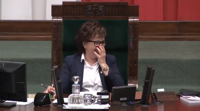 Marszałek Sejmu śmieje się podczas powoływania członków komisji ds. pe*ofilii