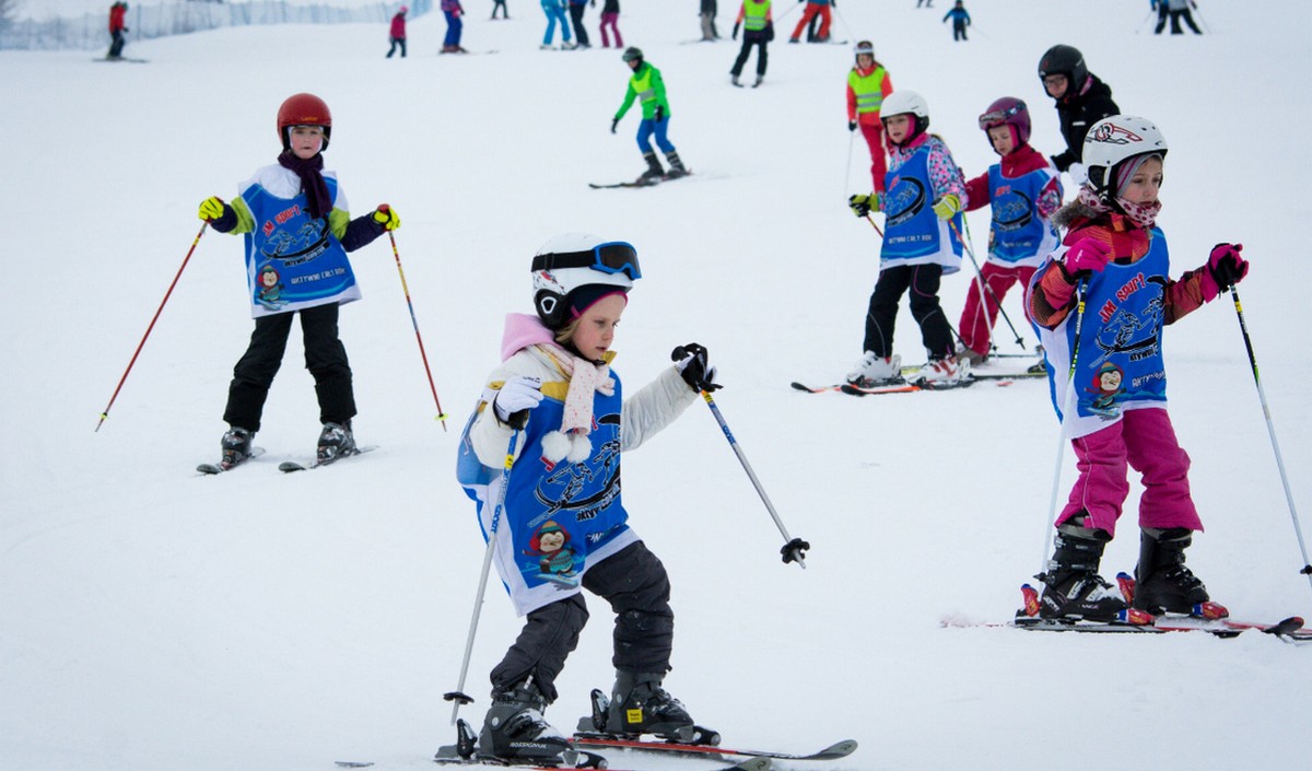 Rodzice śmiało omijają prawo i zapisują dzieci na zajęcia sportowe, żeby te wyjechały na ferie