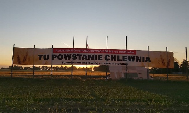 Rolnik wykupił reklamę, by zniechęcić do zakupu działek w jego okolicy: powstanie tu chlewnia, sumiennie wylewam gnojowicę 