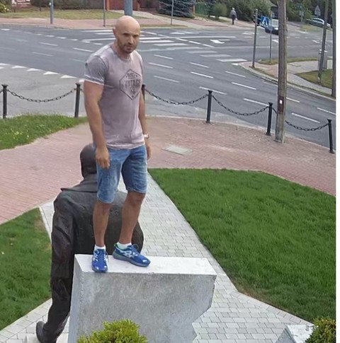 Policja szuka mężczyzny, który usiadł na pomniku Lecha Kaczyńskiego