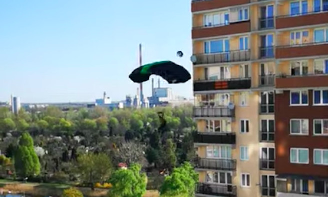 Kwarantanna na Bielanach: skoczyli ze spadochronem z 20. piętra bloku