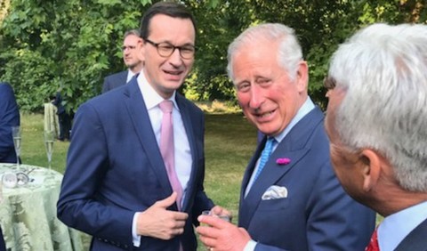 Premier Morawiecki bawił się z księciem Karolem