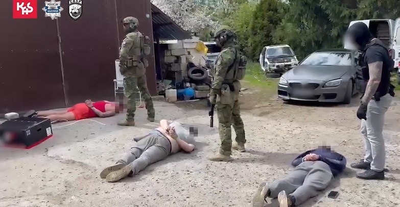 Służby zrobiły nalot na fabrykę lewych szlugów rozwożonych po Polsce w pudełkach od pizzy