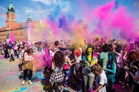 Hindusi świętowali w Warszawie święto Holi, Polacy się przyłączyli i było fajnie