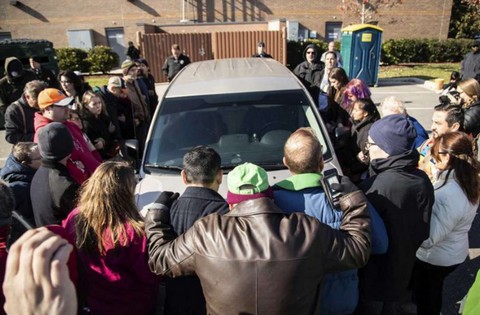 27 parafian dało się aresztować, żeby opóźnić aresztowanie imigranta