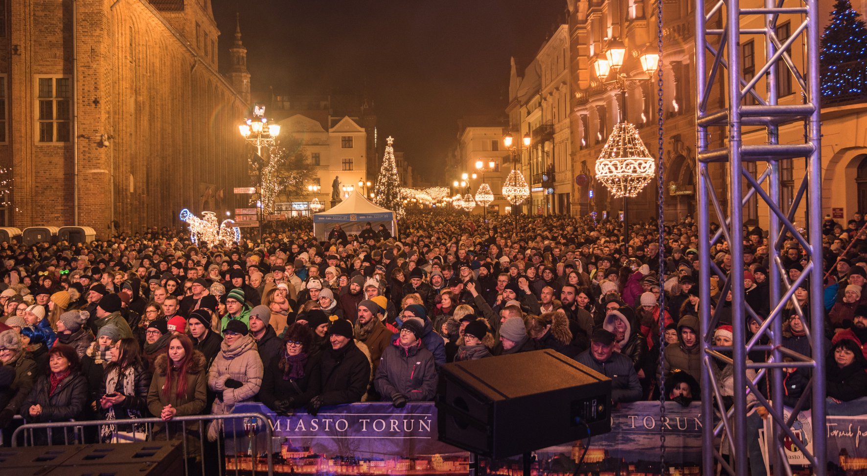 Toruń: miasto chce użyć konfetti zamiast fajerwerków, aktywiści zwracają uwagę, że może lepiej nie