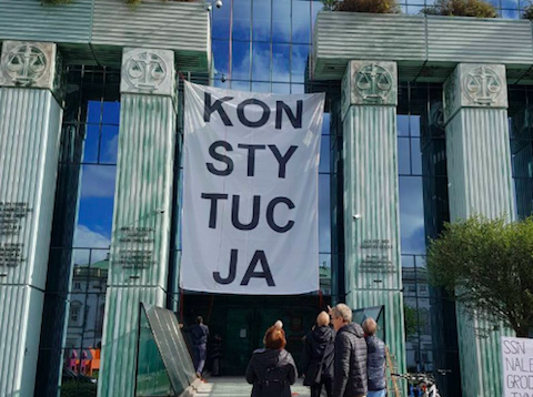 Banner "Konstytucja" zawisł na gmachu Sądu Najwyższego