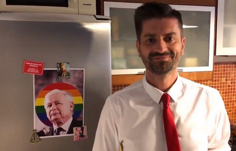 Śmiszek przyczepia na lodówce zdjęcie Kaczyńskiego w tęczowej aureoli