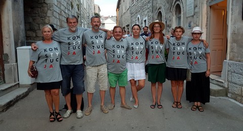 Makłowicz tłumaczy się z koszulki z napisem "Konstytucja": "Ja stoję po stronie rozumu i prawa"