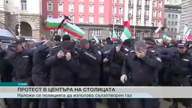 Niezbyt rozgarnięci policjanci rozpylili gaz pod wiatr