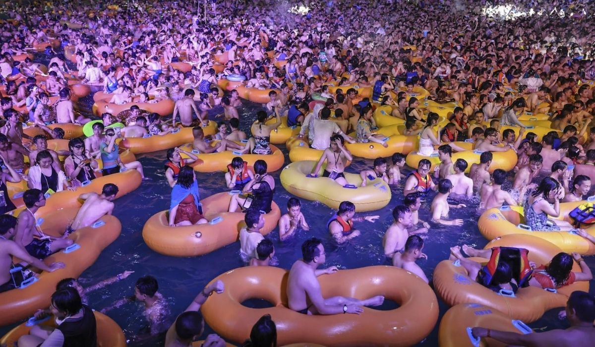 Wuhan: impreza w parku wodnym bez dystansu społecznego, tysiące osób bez maseczek