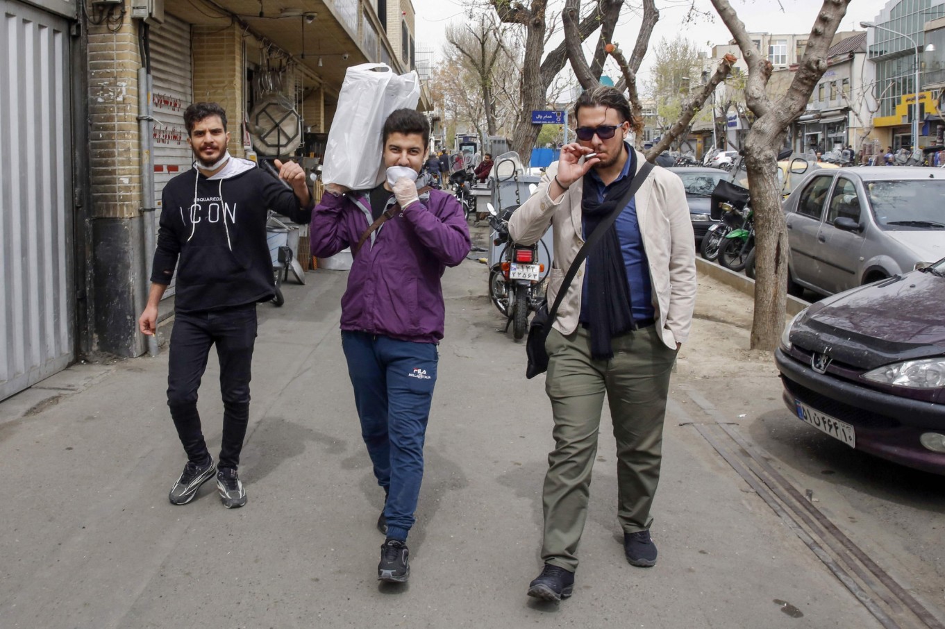 Iran: poza wirusem szerzy się plaga zatruć alkoholowych, ludzie wierzą, że to lekarstwo