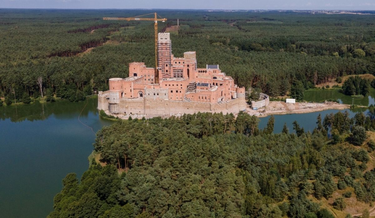 Sąd zajmie się tym zamkiem, co ktoś sobie postawił w puszczy i myślał, że nikt nie zauważy