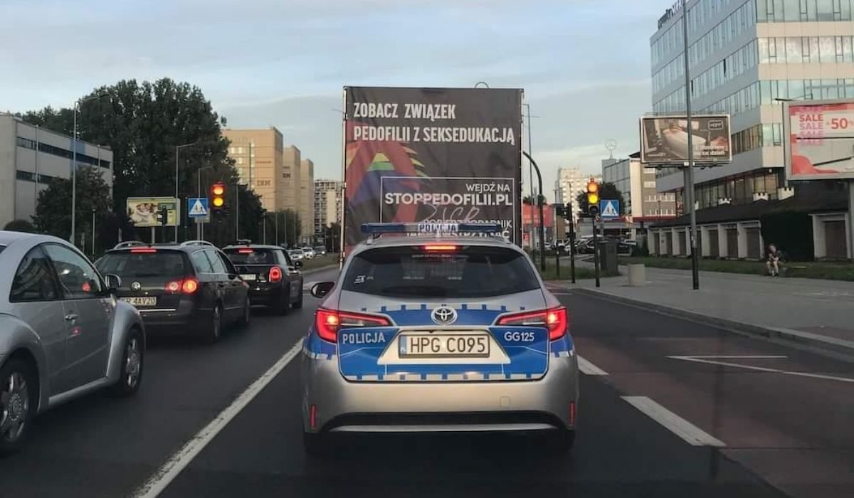 Kraków: furgonetka anty-LGBT jeździ z eskortą policji
