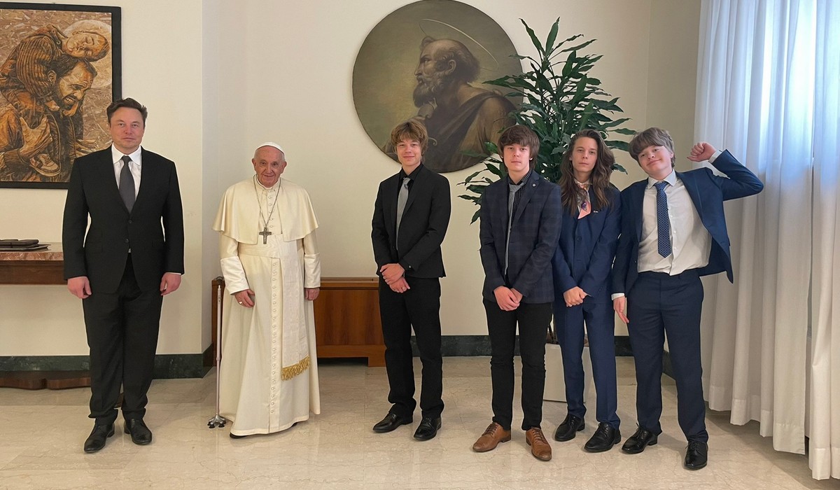 Papież przyjął Elona Muska, posłuchał jego żarcików i bajerki, ale spotkanie odbyło się poza oficjalnym protokołem