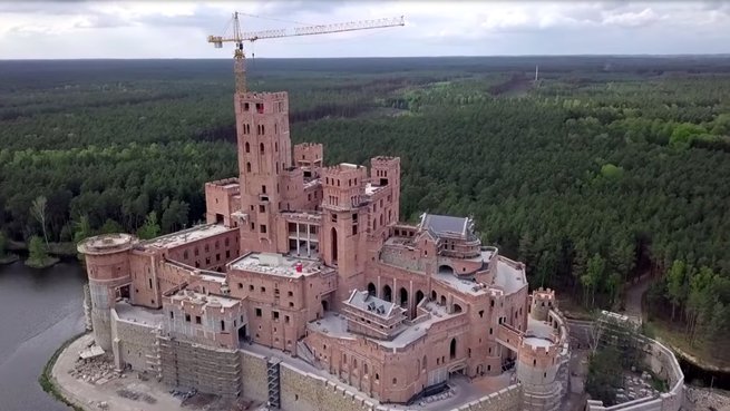 Siedem osób zatrzymanych w sprawie budowy zamku w Puszczy Noteckiej