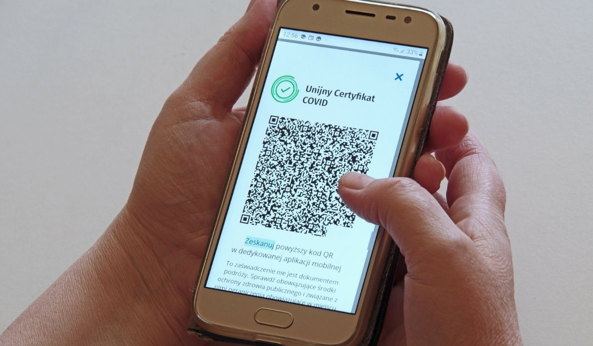 Ksiądz biorący udział w handlu paszportami covidowymi jest już na wolności, bo i tak do niczego się nie przydają więc znikoma szkodliwość