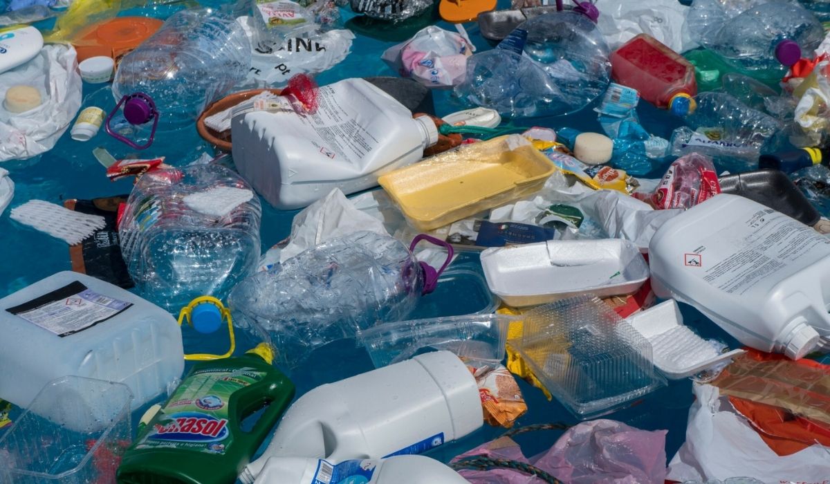 Raport: prawie połowa śmieci w oceanach to plastikowe butelki, torebki, sztućce i opakowania