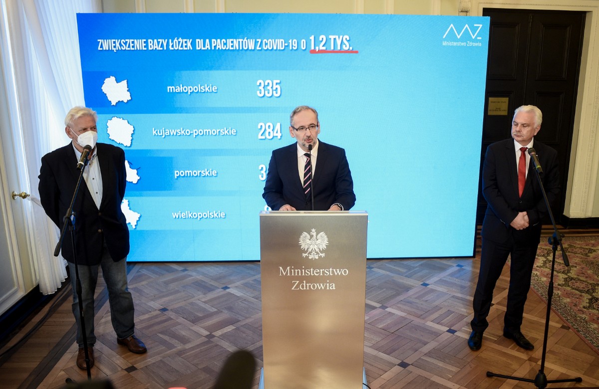 Wchodzą nowe obostrzenia w walce z koronawirusem, chociaż "jest już w odwrocie"