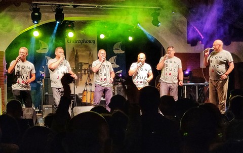 Śpiewał szanty w koszulce "Konstytucja". Zwolnili go z pracy (za koszulkę, nie za szanty)