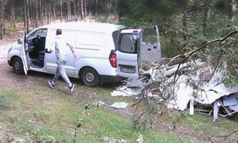 Łódzka restauracja wyrzuciła śmieci z remontu do lasu