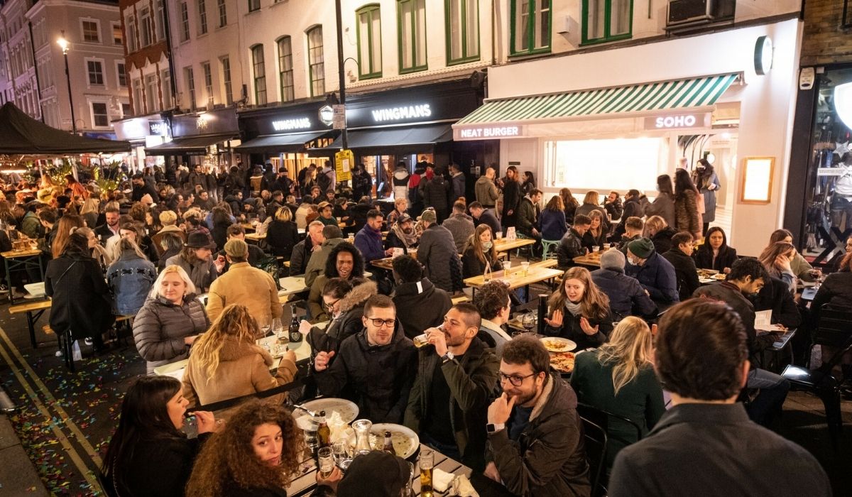 UK: pierwszy weekend po zniesieniu obostrzeń z bilansem 8 mln kufli wypitego piwa