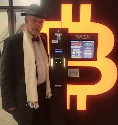 Korwin-Mikke pozuje z bankomatem sprzedającym bitcoiny