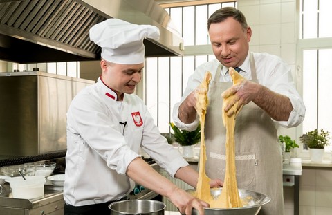 Andrzej Duda przygotowuje "tradycyjne polskie baby drożdżowe"
