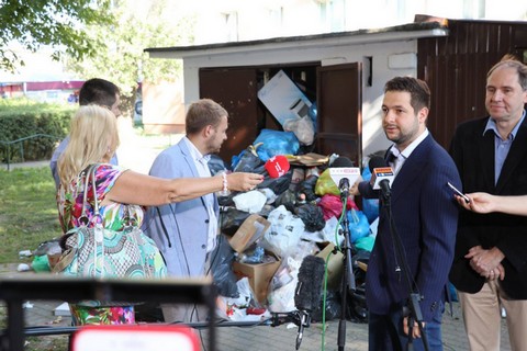 Jaki o "kryzysie śmieciowym" na Mokotowie: "Za moimi plecami symbol rządów PO"