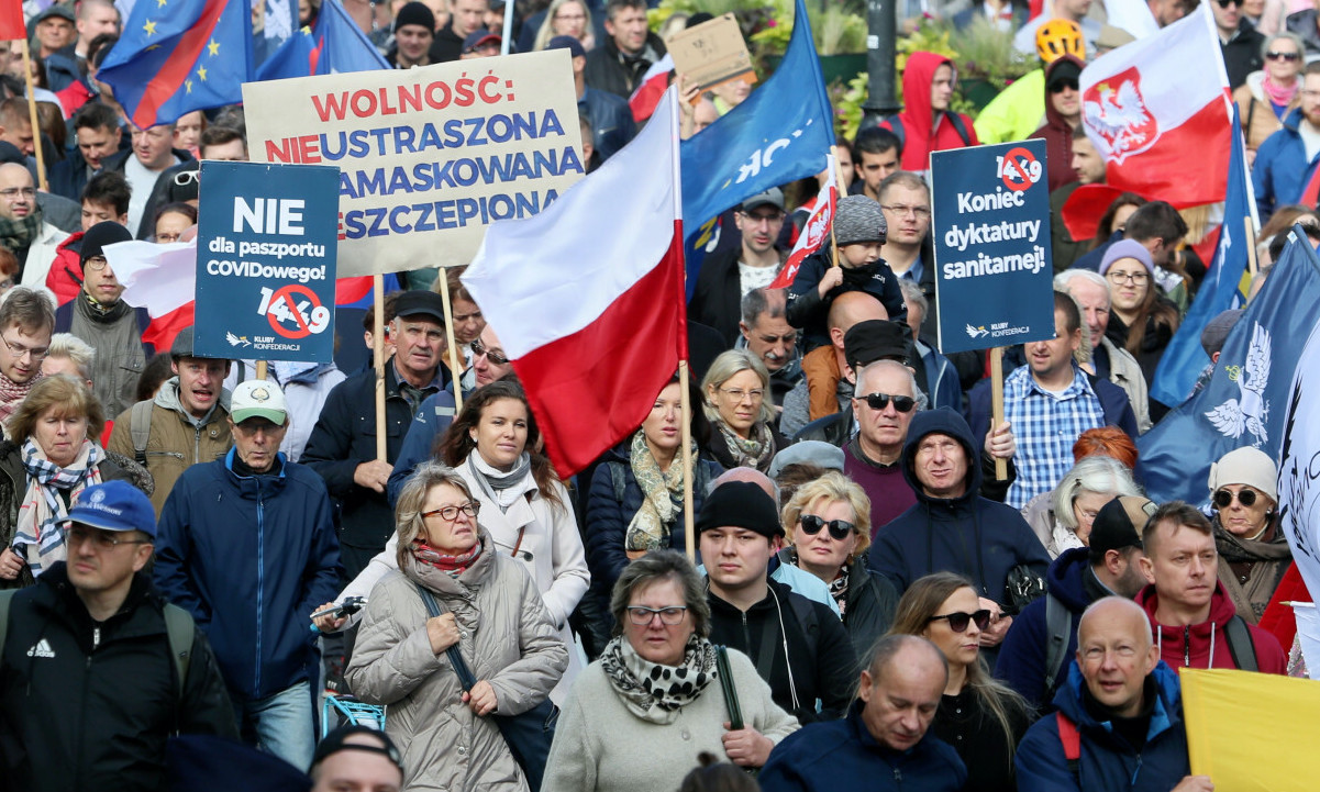 Sondaż: ponad połowa Polaków za obostrzeniami dla niezaszczepionych