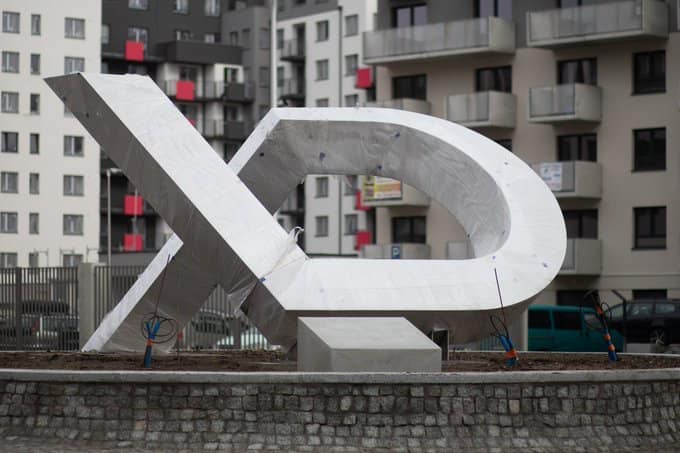 Wrocław: deweloper wybetonował środek osiedla i zrobił pomnik xD
