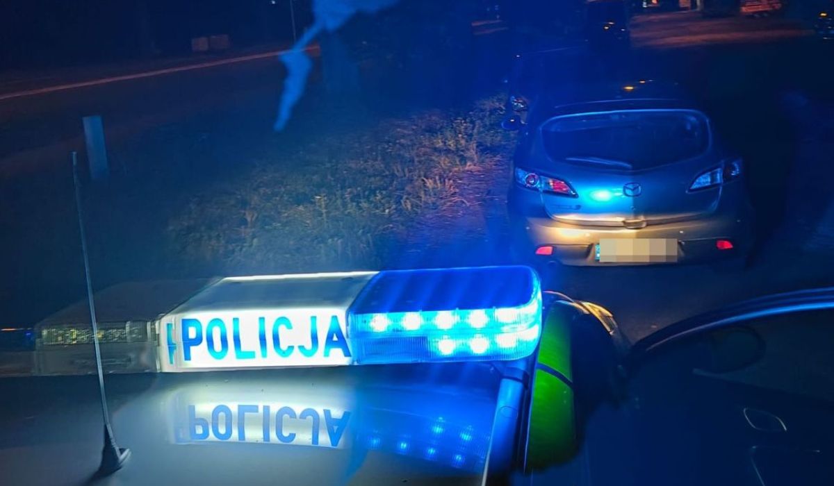 Puławy: policja zatrzymała pijanego kierowcę, który jechał bez włączonych świateł, ale z kebabem w ręku