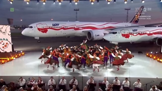 Radio Zet: "LOT świętował setną rocznicę niepodległości, a na lotnisku koczowało 300 pasażerów"