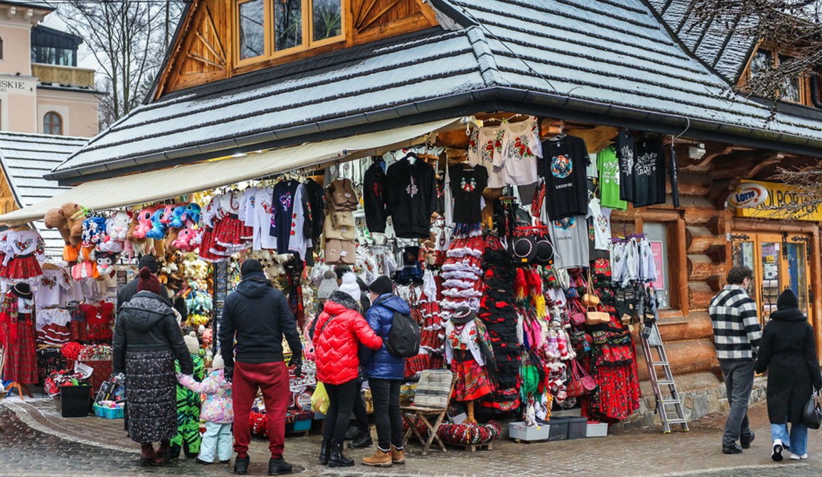 Bunt górali: zakaz sprzedaży ciupag z Temu nie spodobał się handlarzom z Krupówek