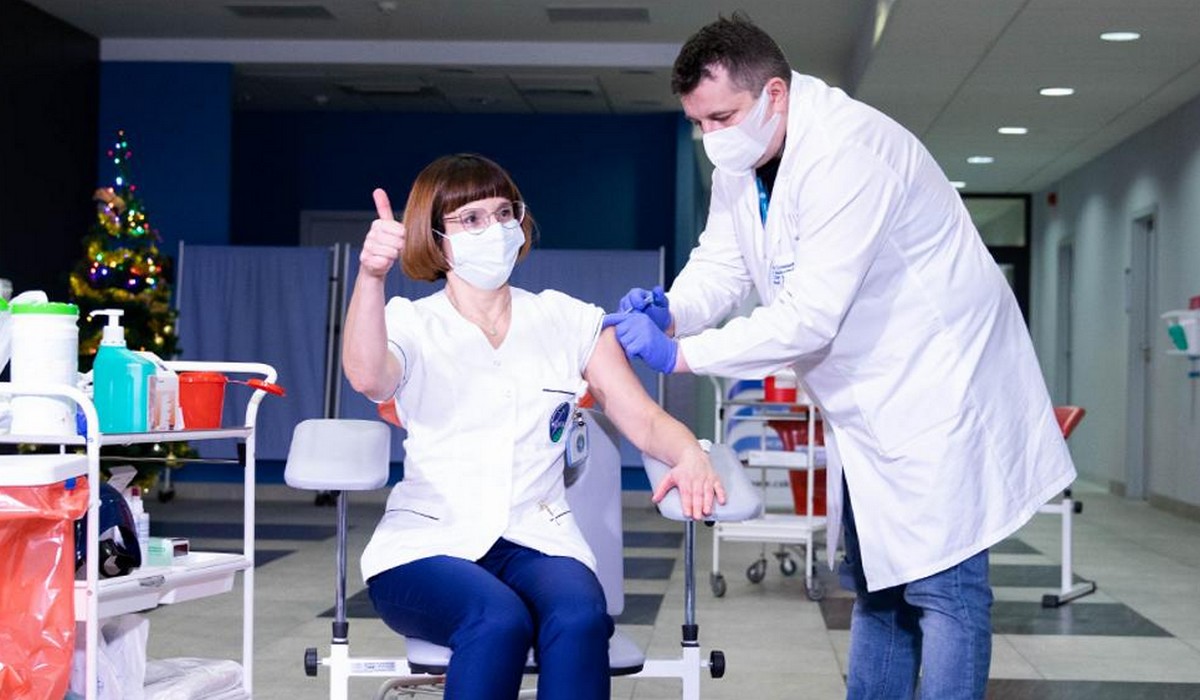 Pracownicy ochrony zdrowia i aptek pierwszą grupą zawodową z obowiązkowymi szczepieniami