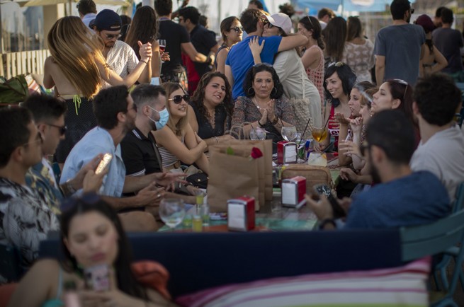 "Krytyczna sytuacja epidemiczna" w Katalonii: władze zamykają kluby i ograniczają działalność restauracji