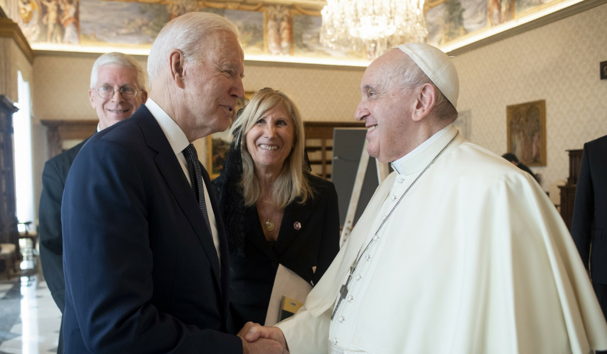 Biden, Pelosi i inni katoliccy politycy popierający prawo do aborcji ryzykują, że nie będą mieć prawa do komunii