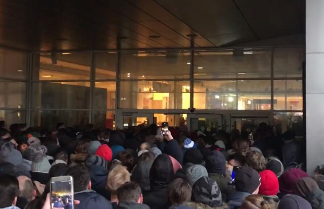 Promocja w sklepie Xiaomi w Warszawie skończyła się oblężeniem i bójką klientów