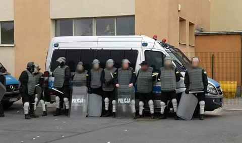 Kalisz: policyjna obstawa wyposażona w sprzęt ZOMO