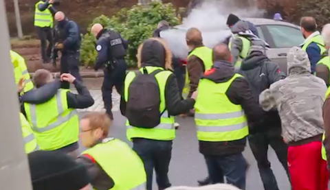 "Żółte kamizelki" nie boją się już policji